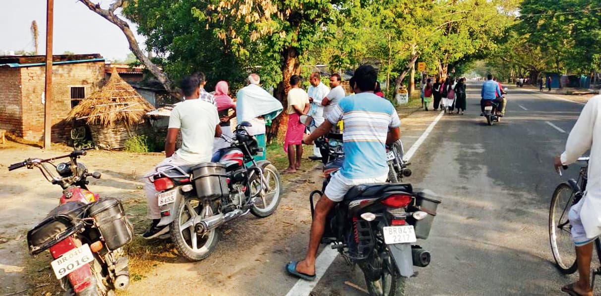 Saran News : बिजली तार की चपेट में आने से मवेशी की मौत