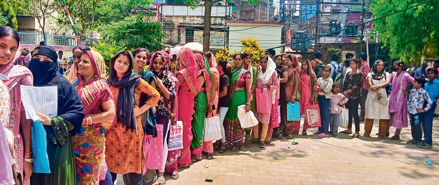 Saran News : छपरा डाकघर में आधार कार्ड बनवाने को लेकर मची अफरातफरी