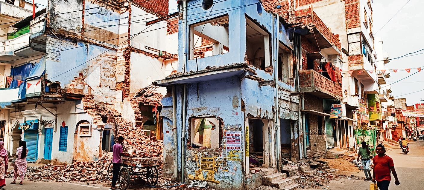 Gaya News : फाइन का डर नहीं, बिना ढके तोड़ी-बनायी जा रही बिल्डिंग