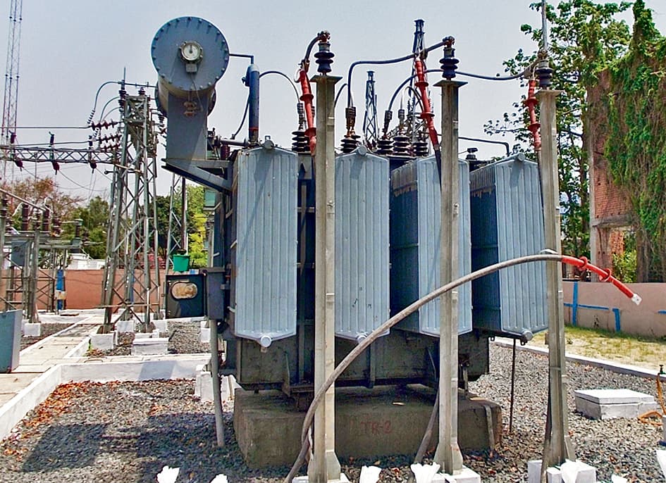 Saran News : मानसून से पहले नंगे तारों को केबल में बदलने का काम शुरू