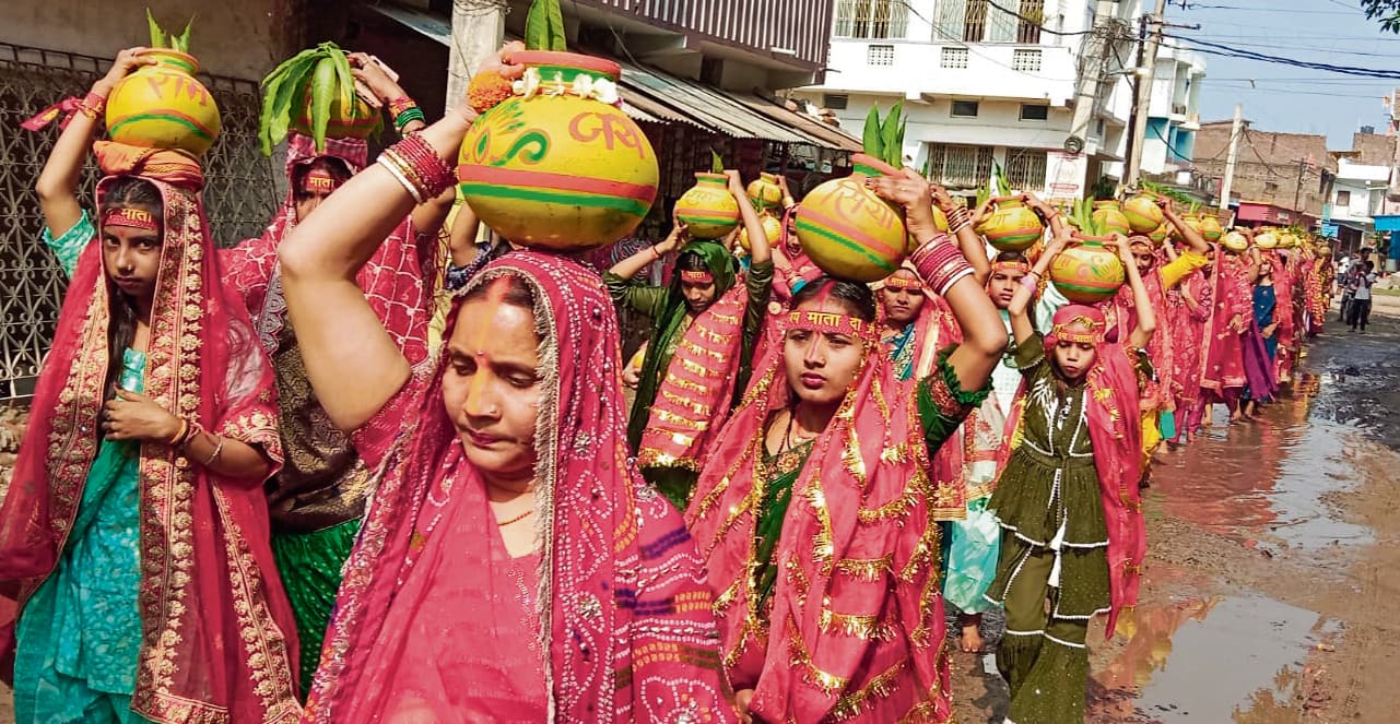 hajipur news. अष्टयाम यज्ञ को लेकर श्रद्धालुओं ने निकाली भव्य शोभायात्रा