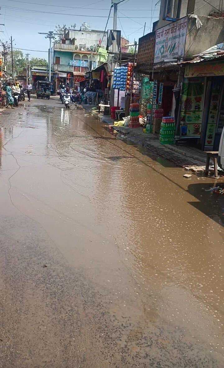 Giridih News :हल्की बारिश से बेंगाबाद चौक पर जल जमाव, व्यवसायी परेशान