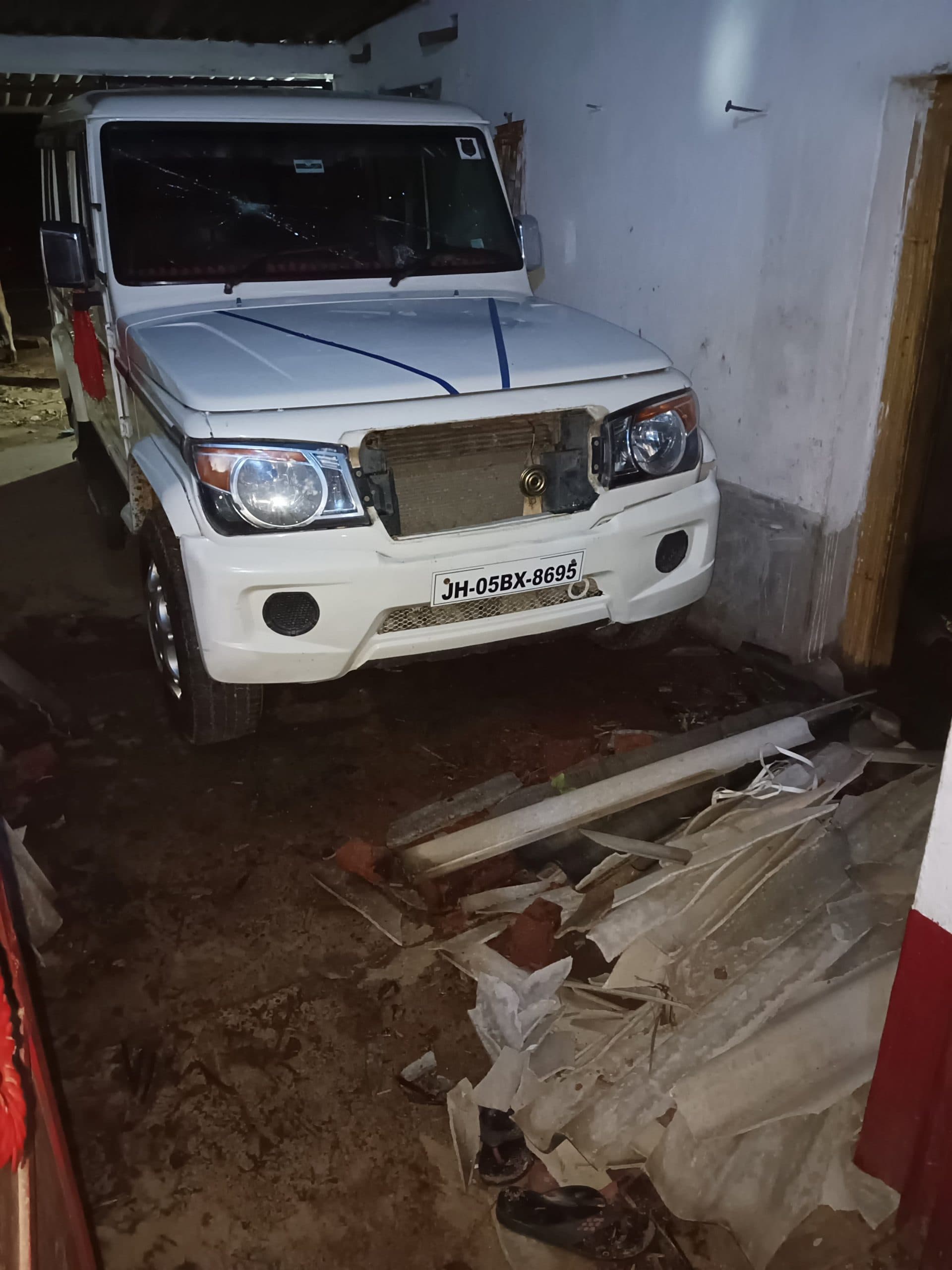 Giridih News : घर पर वज्रपात, घर में आयीं दरारें, वाहन क्षतिग्रस्त