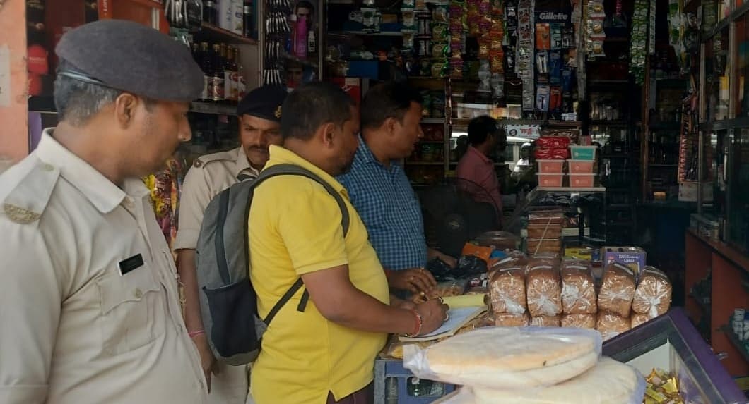 Bokaro News : सड़क पर अतिक्रमण व अव्यवस्थित खड़े वाहनों से वसूला गया जुर्माना