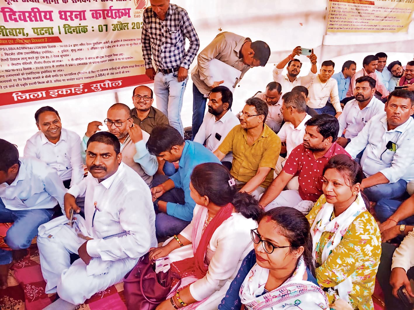 hajipur news. मांगें पूरी नहीं होने से आहत स्वच्छता समन्वयक हड़ताल पर गये