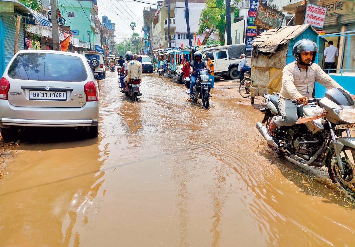 hajipur news. हल्की बारिश ने खोली शहर की बदहाल व्यवस्था की पोल, जर्जर सड़क पर जलजमाव से परेशानी झेल रहे लोग