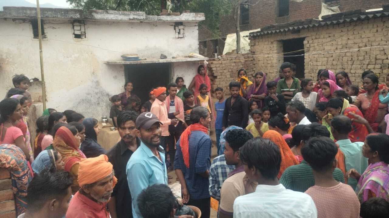 Giridih News : बीडीओ के आदेश पर सील निजी गोदाम की सामग्री की हुई जांच