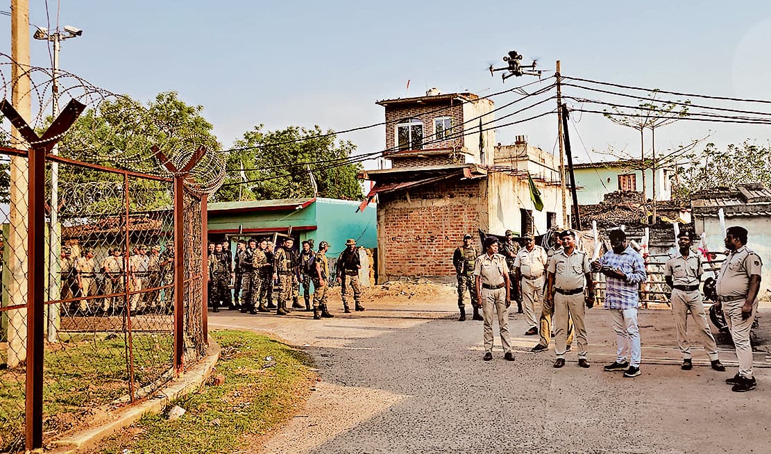 Rourkela News: हनुमान जयंती पर आज कलुंगा में निकलेगी अखाड़ा शोभायात्रा, पुलिस ने किया फ्लैग मार्च