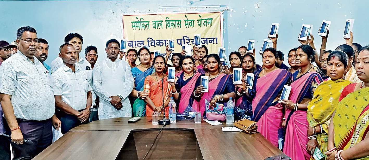 seraikela kharsawan news: सेविकाएं अब करेंगी रियल टाइम रिपोर्टिंग, स्मार्टफोन से जुड़ी व्यवस्था