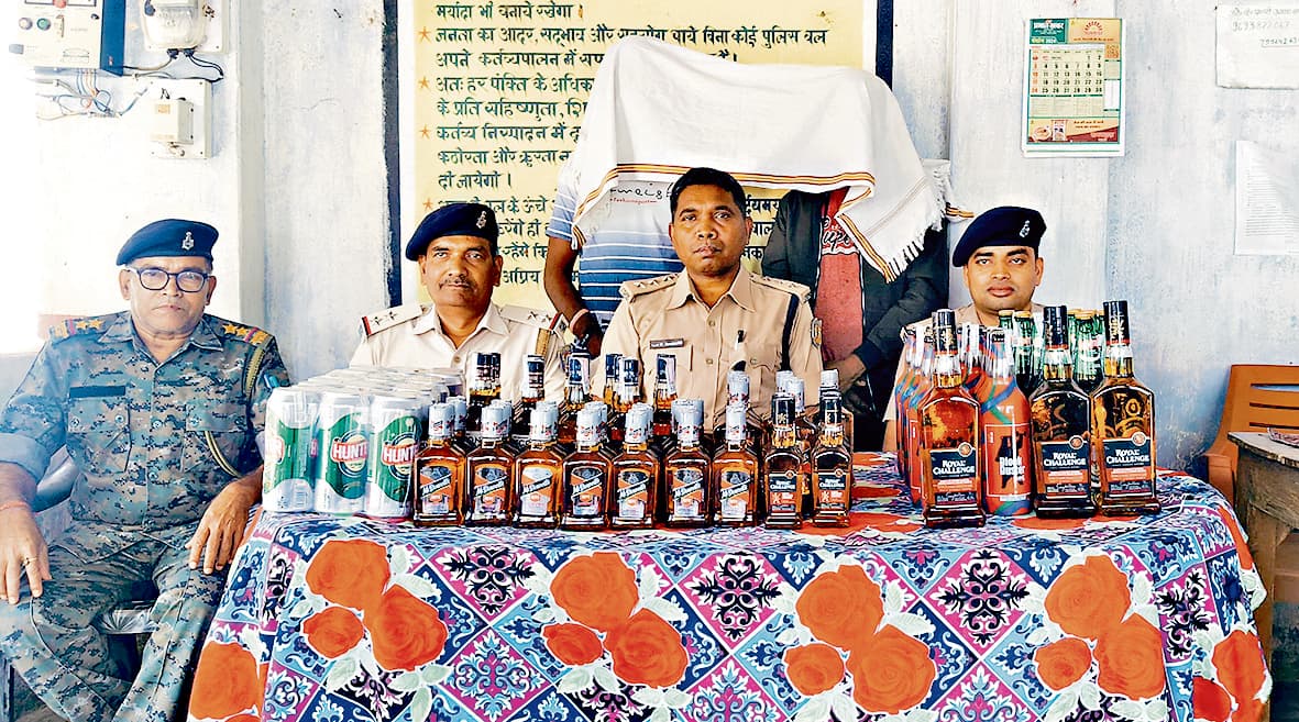 seraikela kharsawan news: खरसावां में 56740 रुपये की अवैध शराब के साथ दो गिरफ्तार