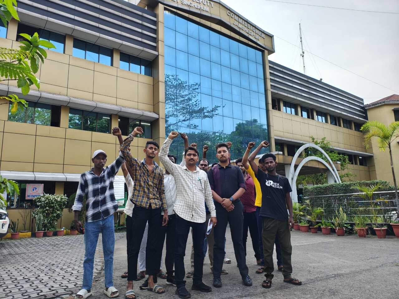 Jamshedpur News : अपना मार्ट के कर्मचारियों ने छंटनी के खिलाफ खोला मोर्चा