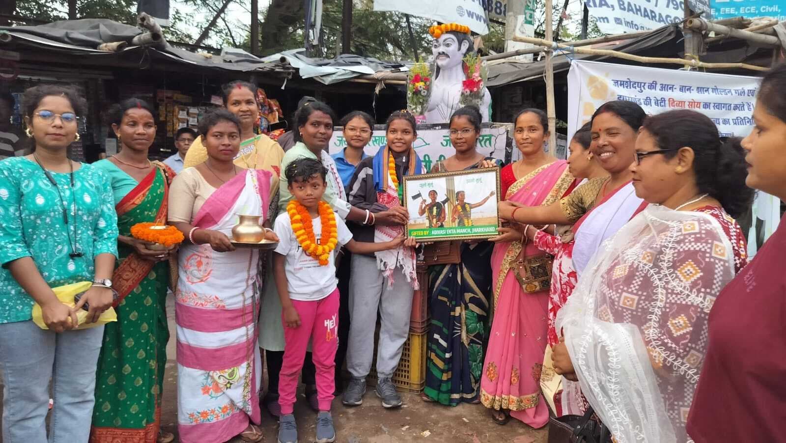 Jamshedpur News : डिमना चौक पर  "गोल्डन गर्ल " दिव्या सोय का हुआ स्वागत