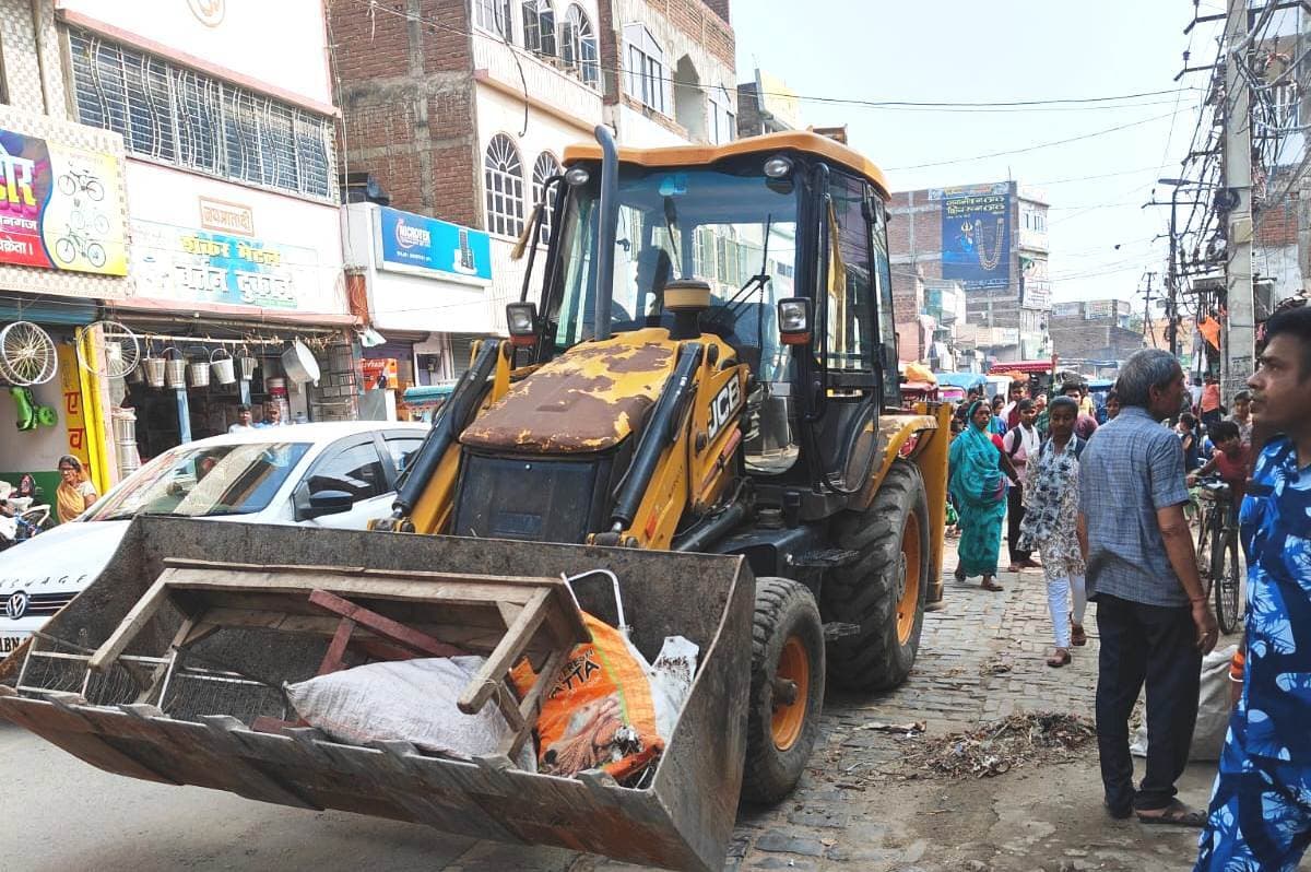 Bhagalpur News: सुलतानगंज में बुलडोजर से चला अतिक्रमण हटाने का अभियान