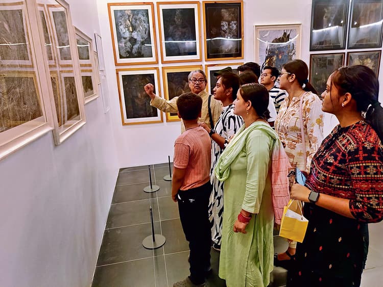 कलाकार मिलन दास की 10 पेंटिंग्स की हुई बुकिंग