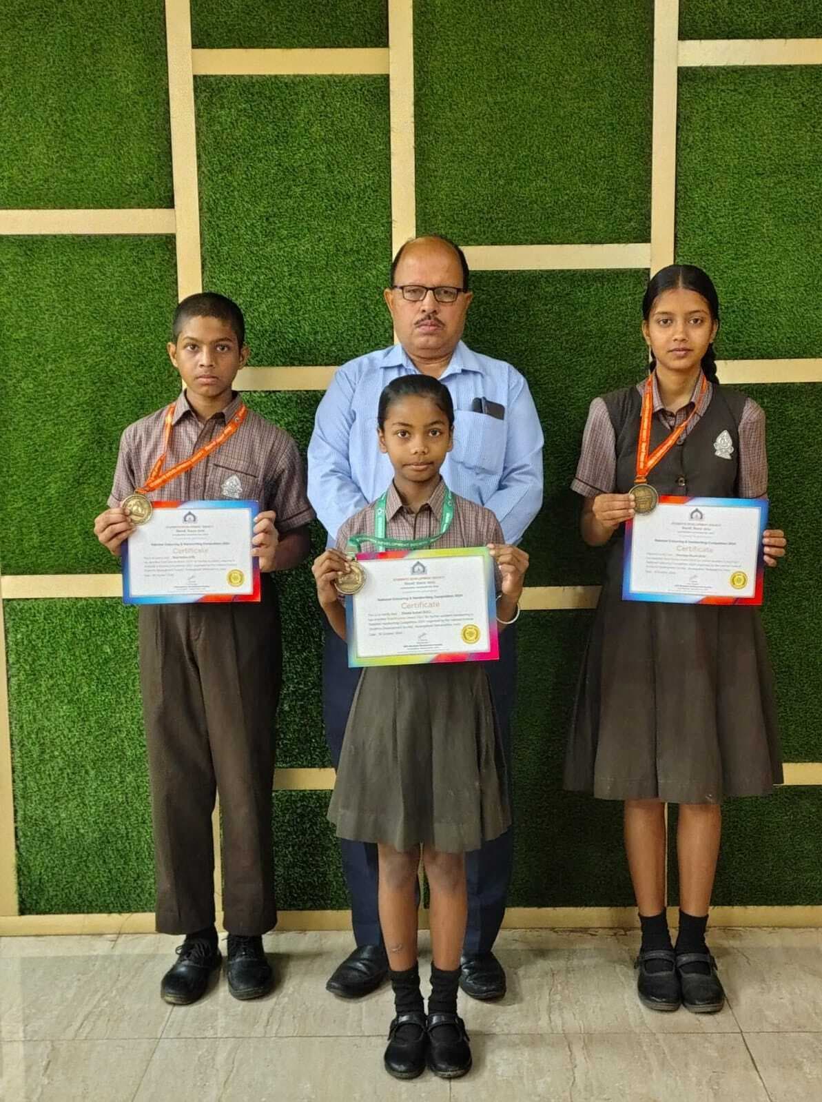 Jamshedpur News : विवेक विद्यालय के छात्रों को मिला कला भूषण और कला गौरव अवॉर्ड