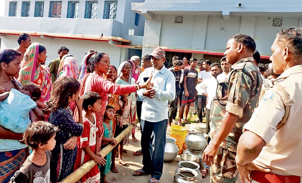 east singhbhum news: पेयजल संकट पर फूटा ग्रामीणों का गुस्सा, 4 घंटे सड़क जाम
