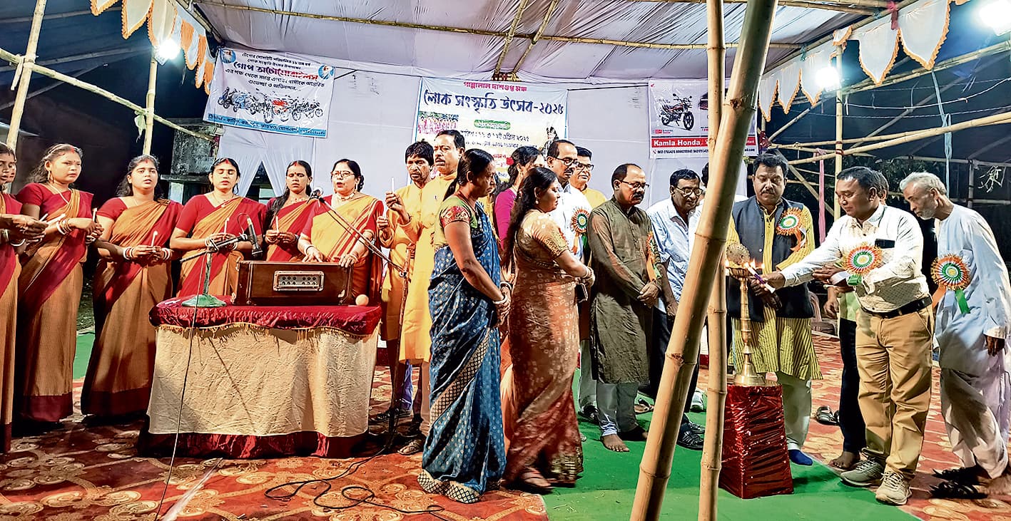 east singhbhum news: संताली नृत्य से पुरुलिया के कलाकारों ने बांधा समां