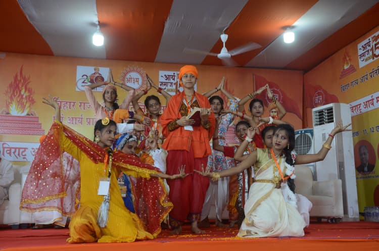 दयानंद स्कूल में विराट आर्य महासम्मेलन व राष्ट्र निर्माण महायज्ञ का हुआ उद्घाटन