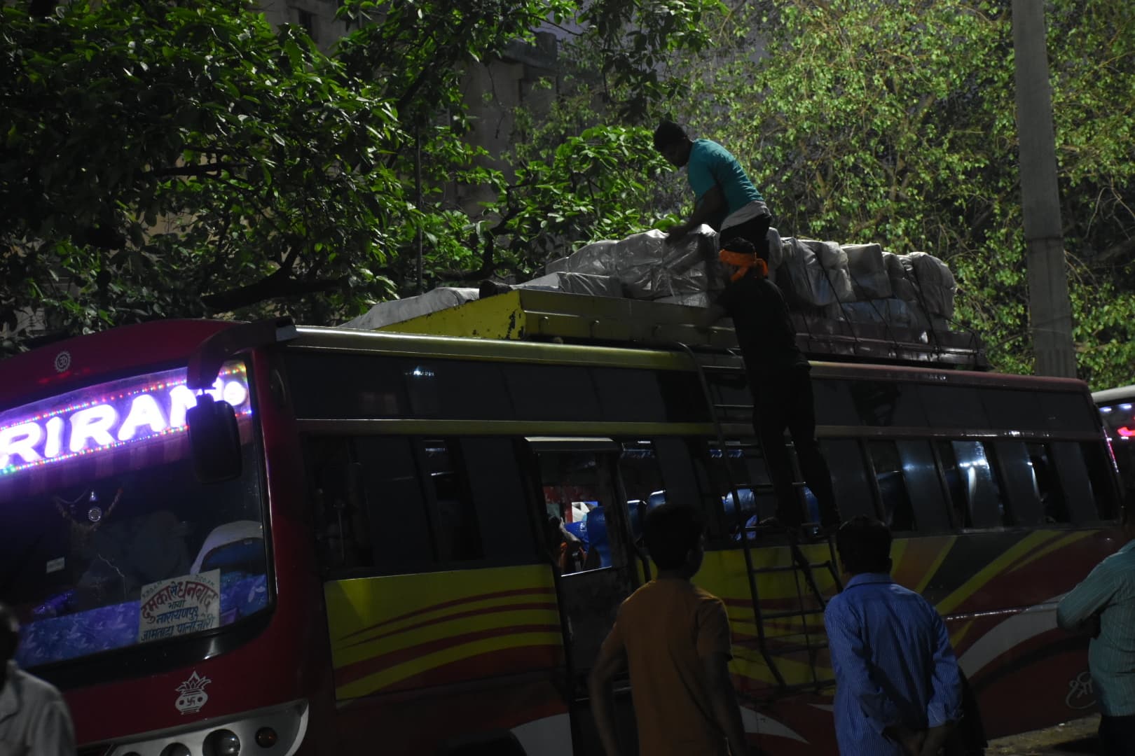 Dhanbad News : ओवरलोड बसों से रोजाना धनबाद आ रहा लाखों का सामान, कच्चे बिल पर हो रहे कारोबार से सरकार को लग रहा चूना