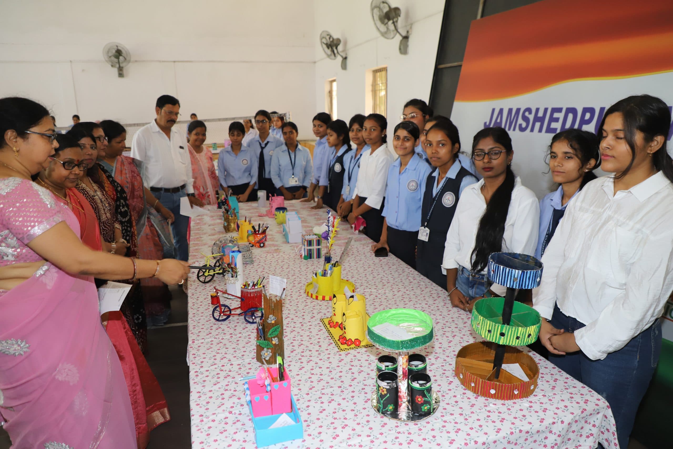 Jamshedpur News : वेस्ट चीजों से छात्राओं ने बनाये बेस्ट प्रोडक्ट