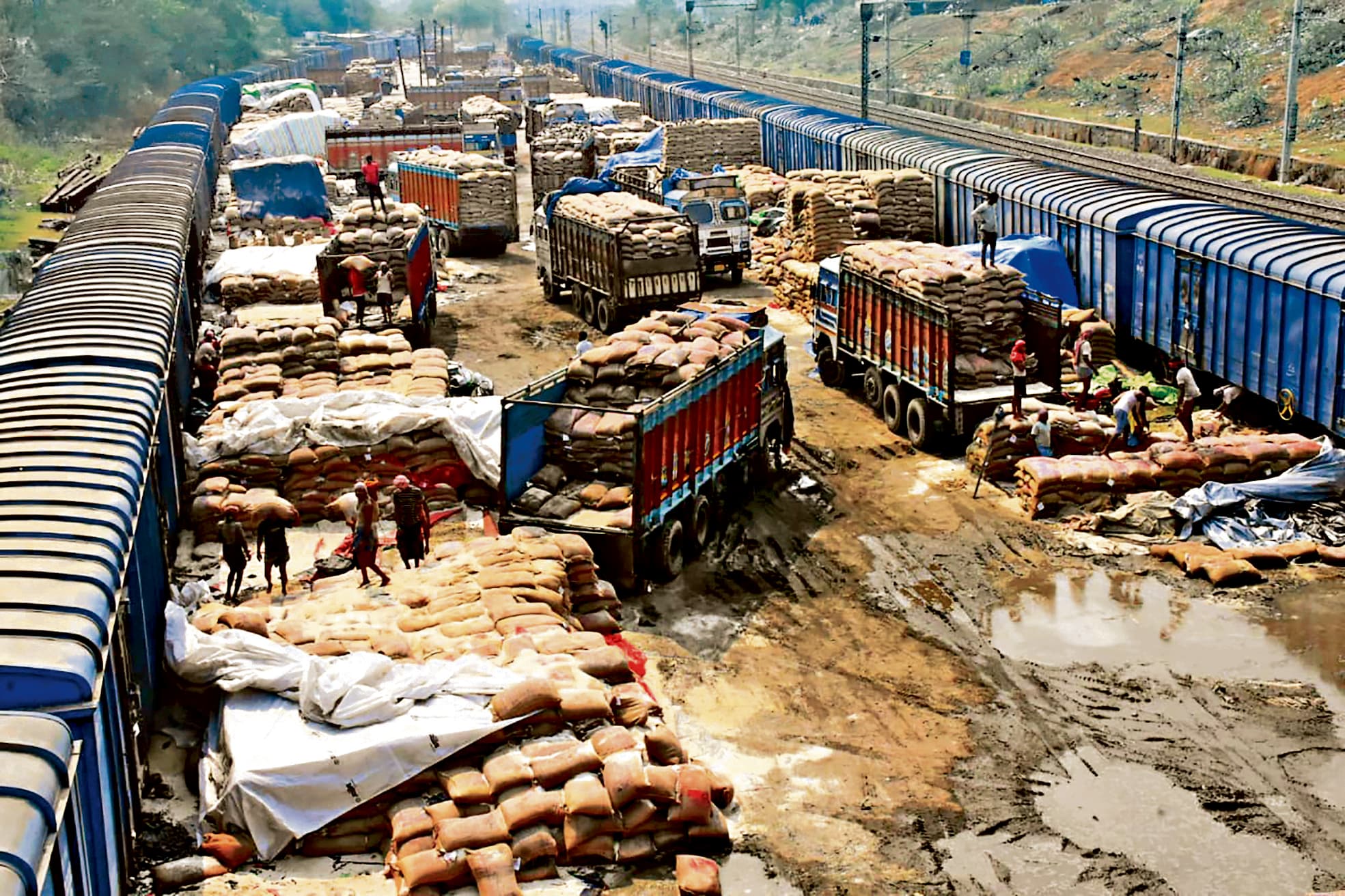 Dhanbad News:चावल की 500 बोरी भीगने के मामले में एफसीआइ कर्मियों व ट्रांसपोर्टर को शो-कॉज