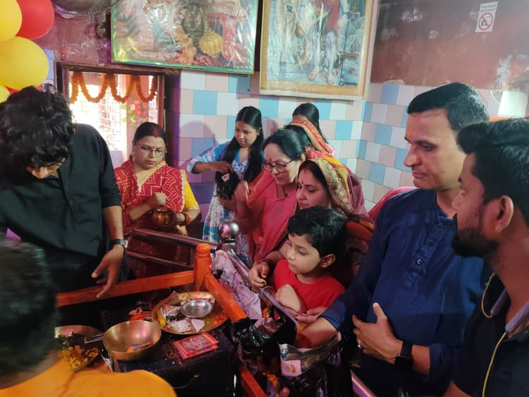 Motihari : हनुमान जयंती पर मंदिर में उमड़ी भक्तों की भीड़