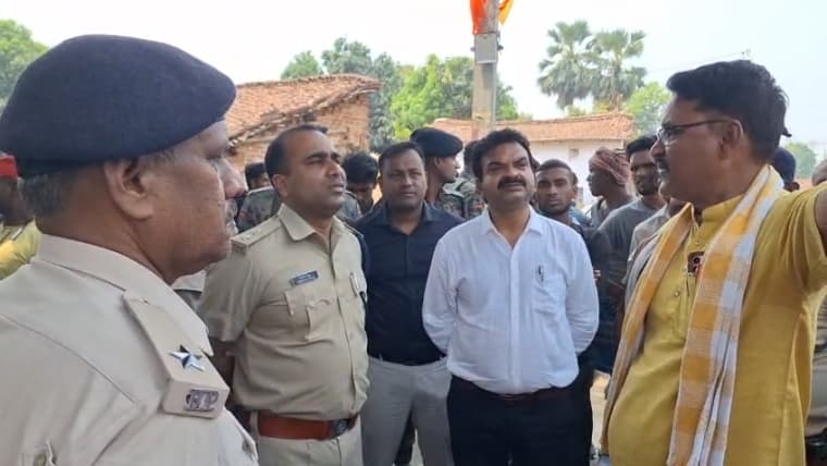 नरसंन गांव में लगाये  गये झंडे को असामाजिक तत्वों ने उखाड़ा