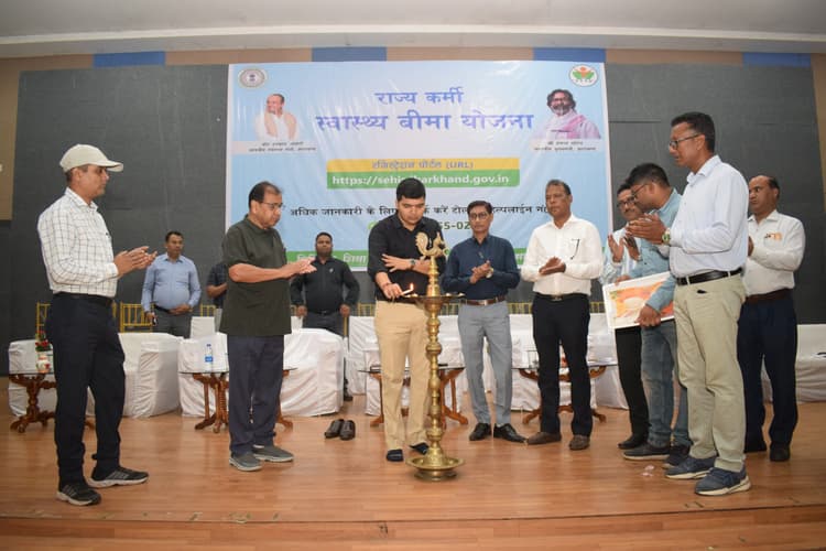 लोगों को स्वास्थ्य बीमा योजना के बारे में दी गयी जानकारी