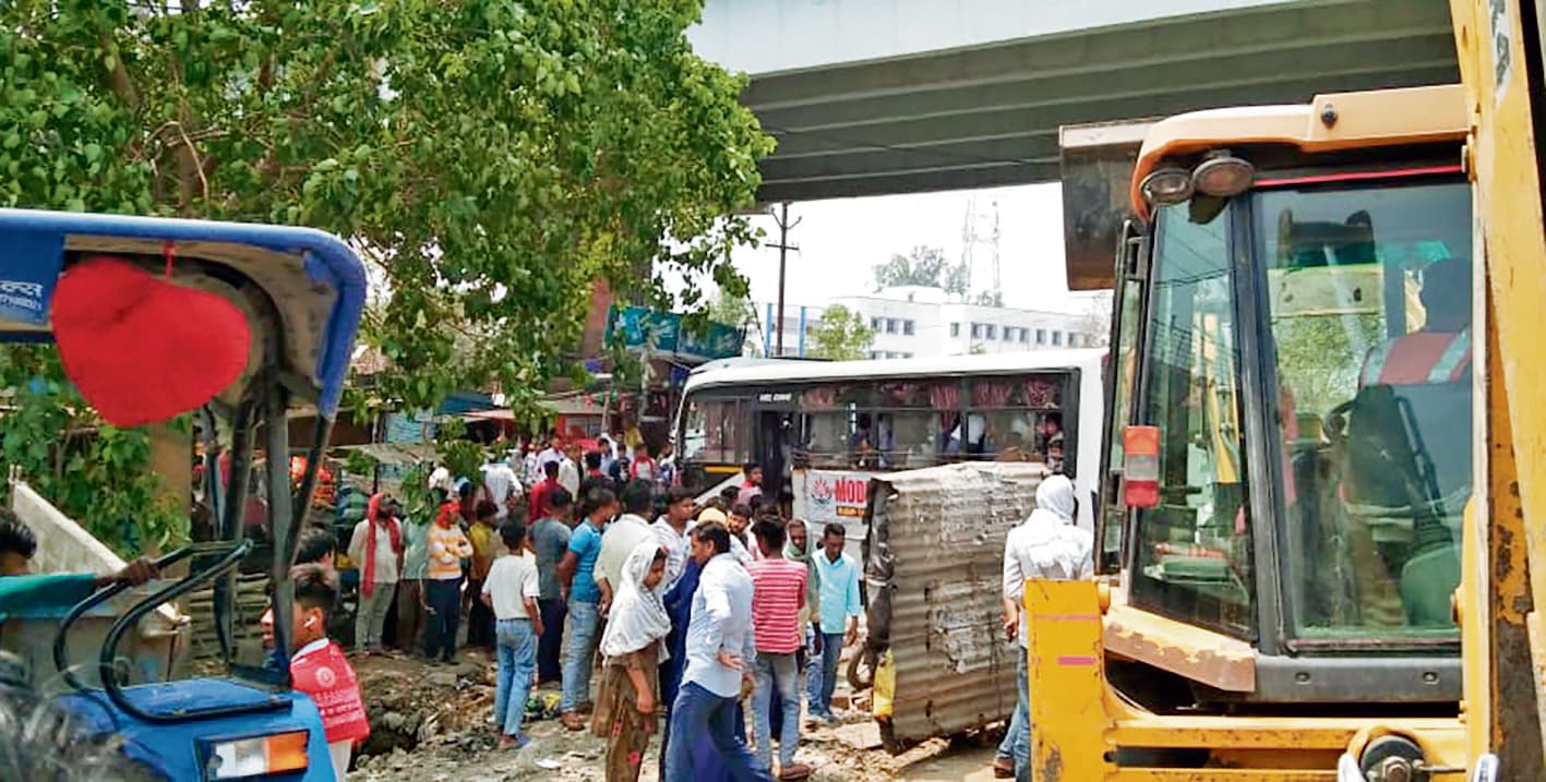 Kaimur News : कुदरा में मीट, मुर्गा व मछली व्यवसायियों ने किया रोड जाम