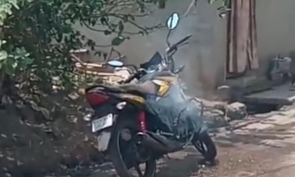 Dhanbad News : कतरास : घर में लगी आग, हजारों का नुकसान