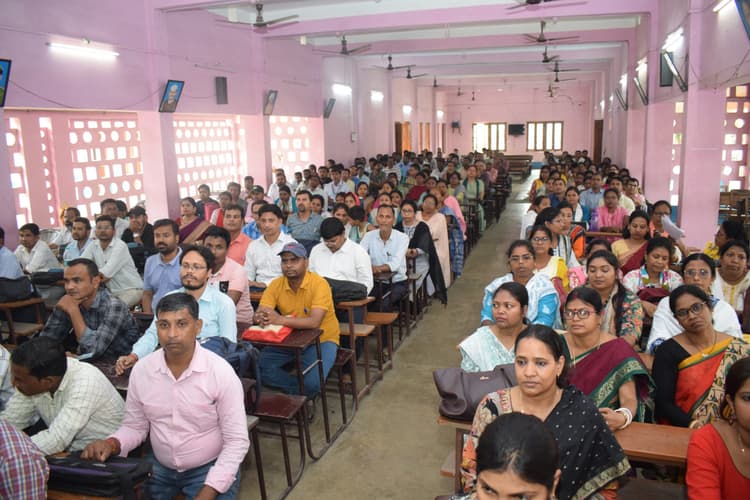 शिक्षक निष्पक्षता से करें उत्तरपुस्तिकाओं का मूल्यांकन : डीसी