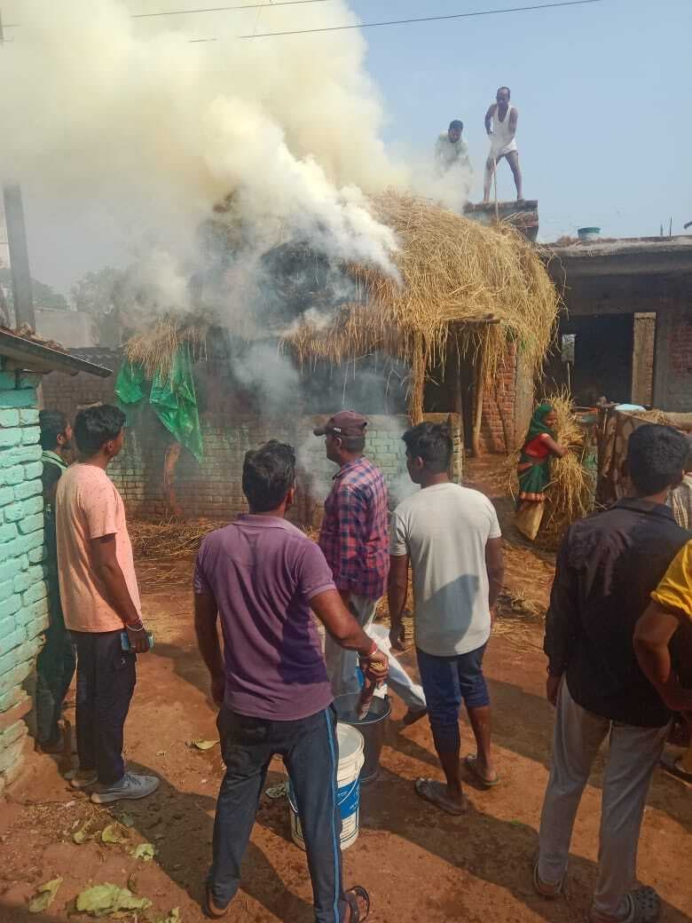 मचान में रखे पुआल में लगी आग, हजारों का नुकसान