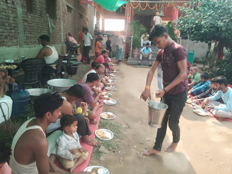 भंडारे में सैकड़ों श्रद्धालु ने किया प्रसाद ग्रहण