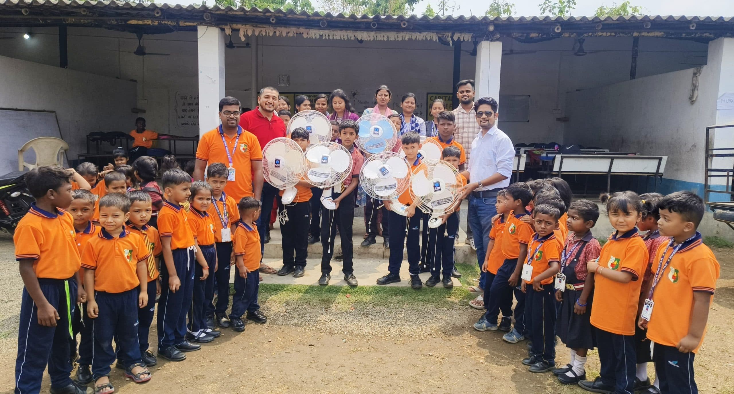 एसबीआइ ने सीएसआर मद से किया पंखे का वितरण