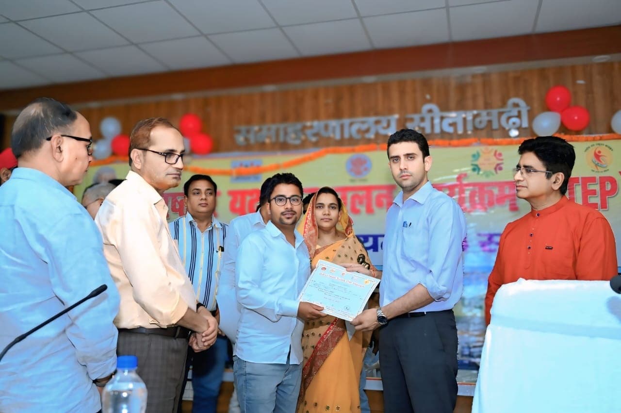 Sitamarhi : स्वास्थ्य कर्मी को डीएम ने किया सम्मानित