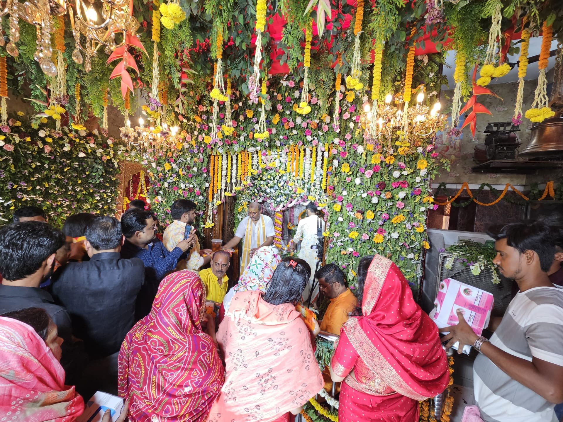 Sitamarhi : श्री हनुमान जन्मोत्सव पर मंदिर में श्रद्धालुओं की उमड़ी भीड़