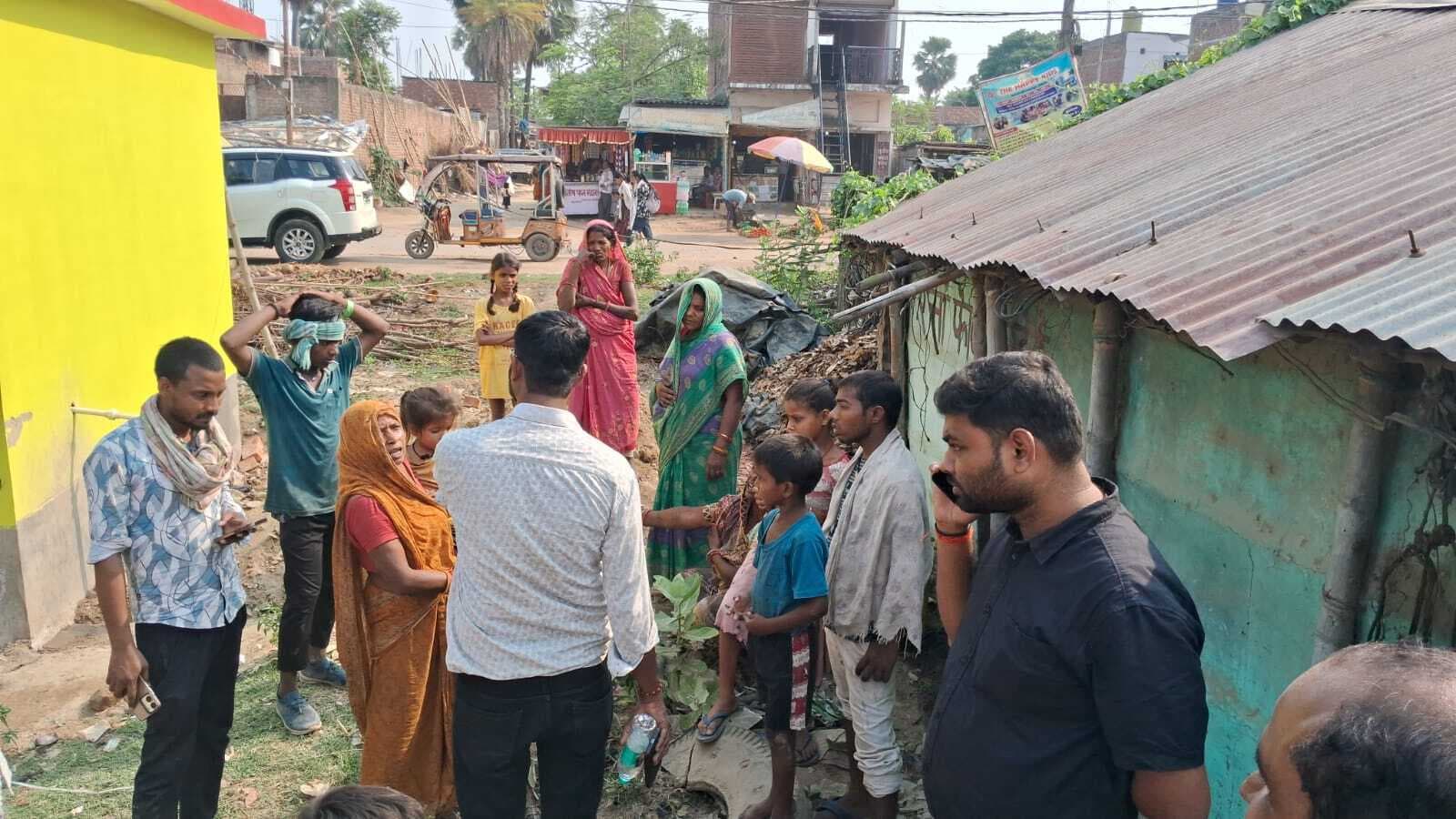 अपनी जमीन बताते काम को रोकने के लिए महिलाओं ने किया हंगामा