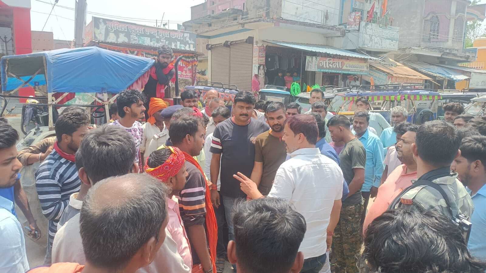 Motihari : ई-रिक्शा चालकों ने सड़क जाम कर किया प्रदर्शन