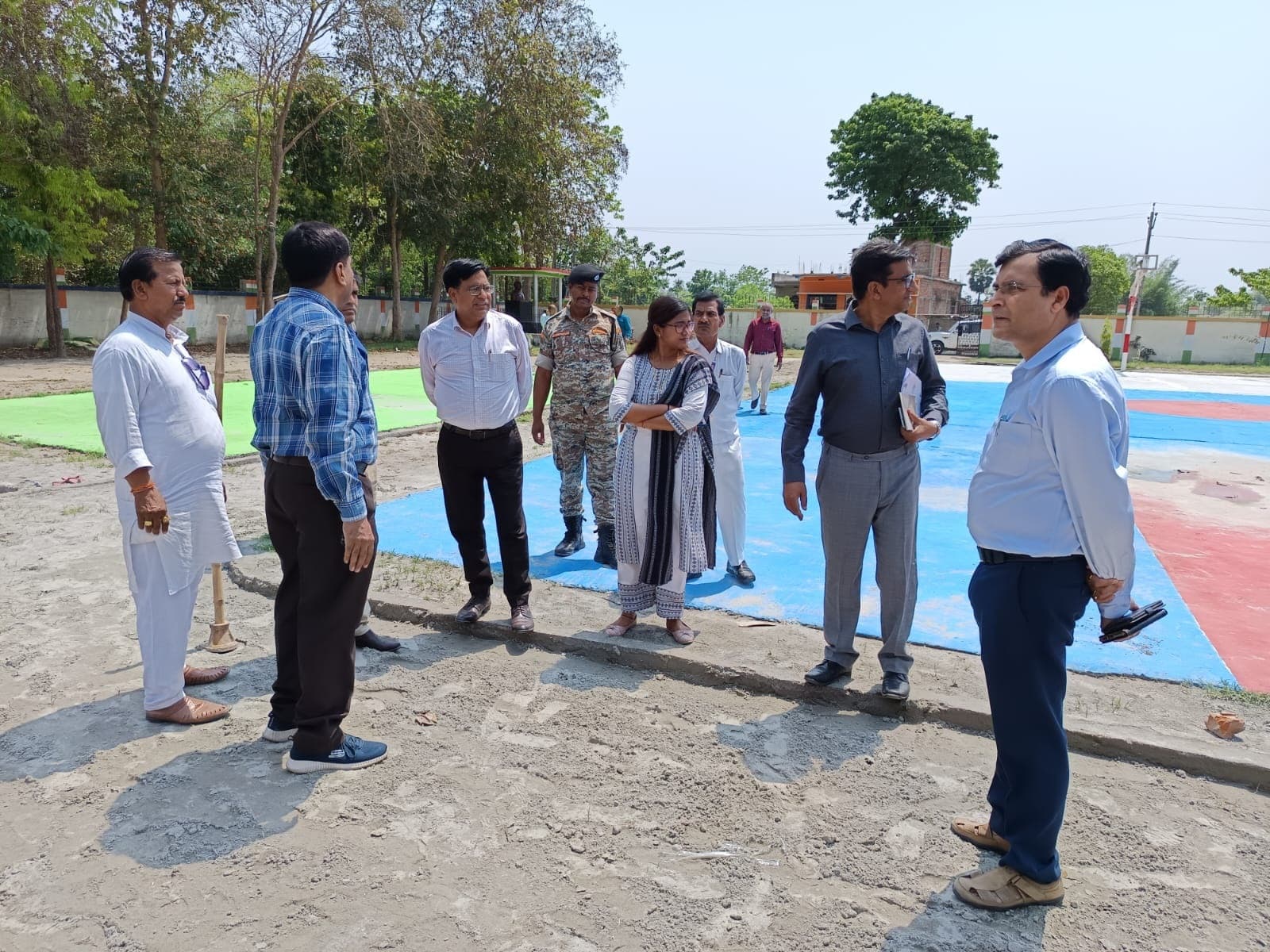 Motihari: मनरेगा से बन रहे खेल मैदान का डीडीसी ने किया निरीक्षण