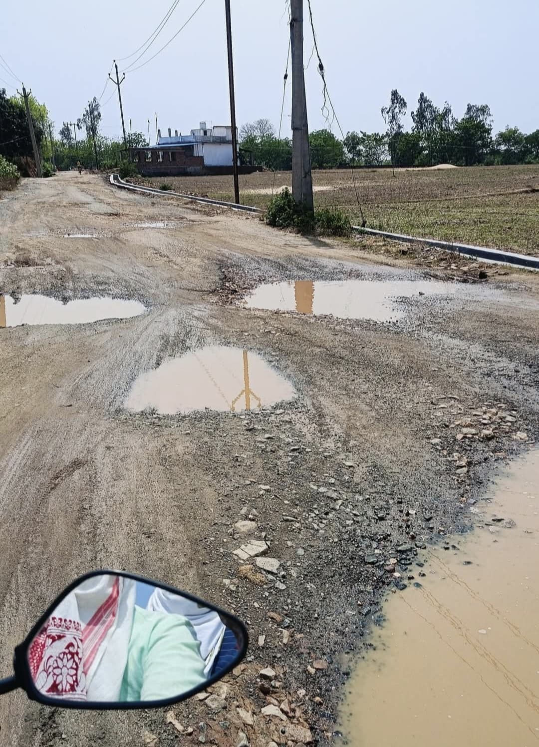 गिद्धौर-निजुआरा बायपास सड़क गड्ढों में तब्दील, नहीं ले रहा कोई सुध