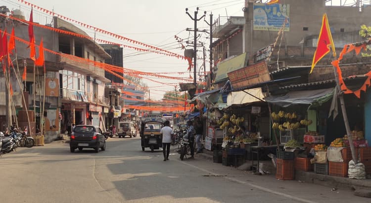 केडी रोड में नाली का अतिक्रमण कर रहे दुकानदार