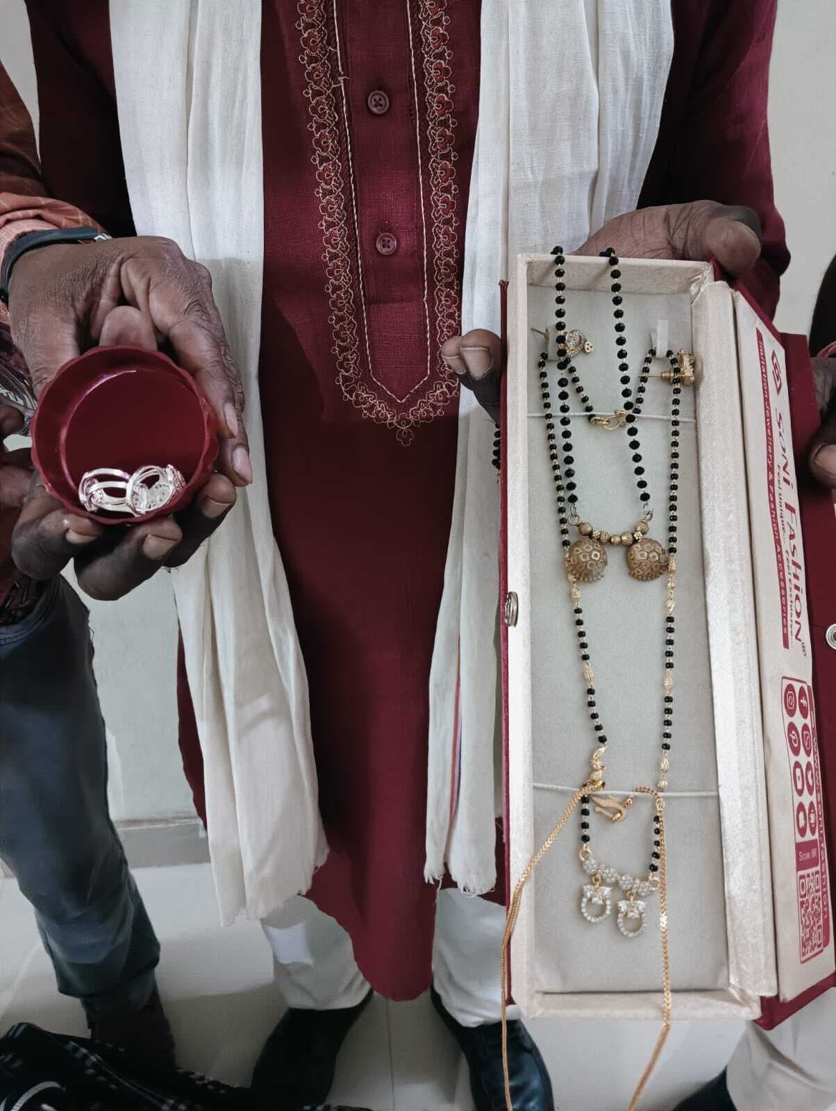 गहने से भरे बैग को आरपीएफ ने लौटाया