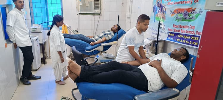 जीवनदान देने के लिए मेडिकल छात्रों ने किया रक्तदान
