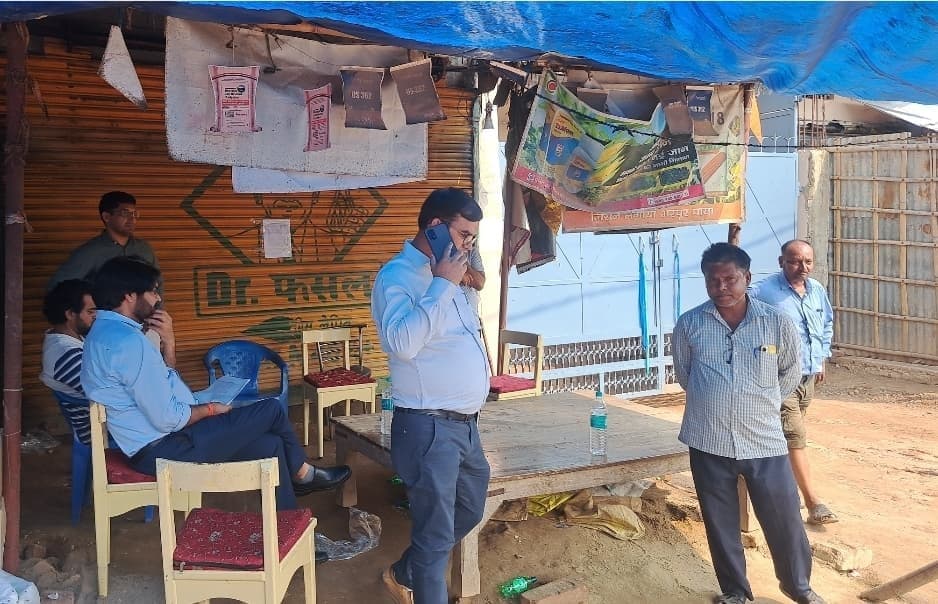 टीम ने उर्वरक दुकानों की जांच की, हड़कंप