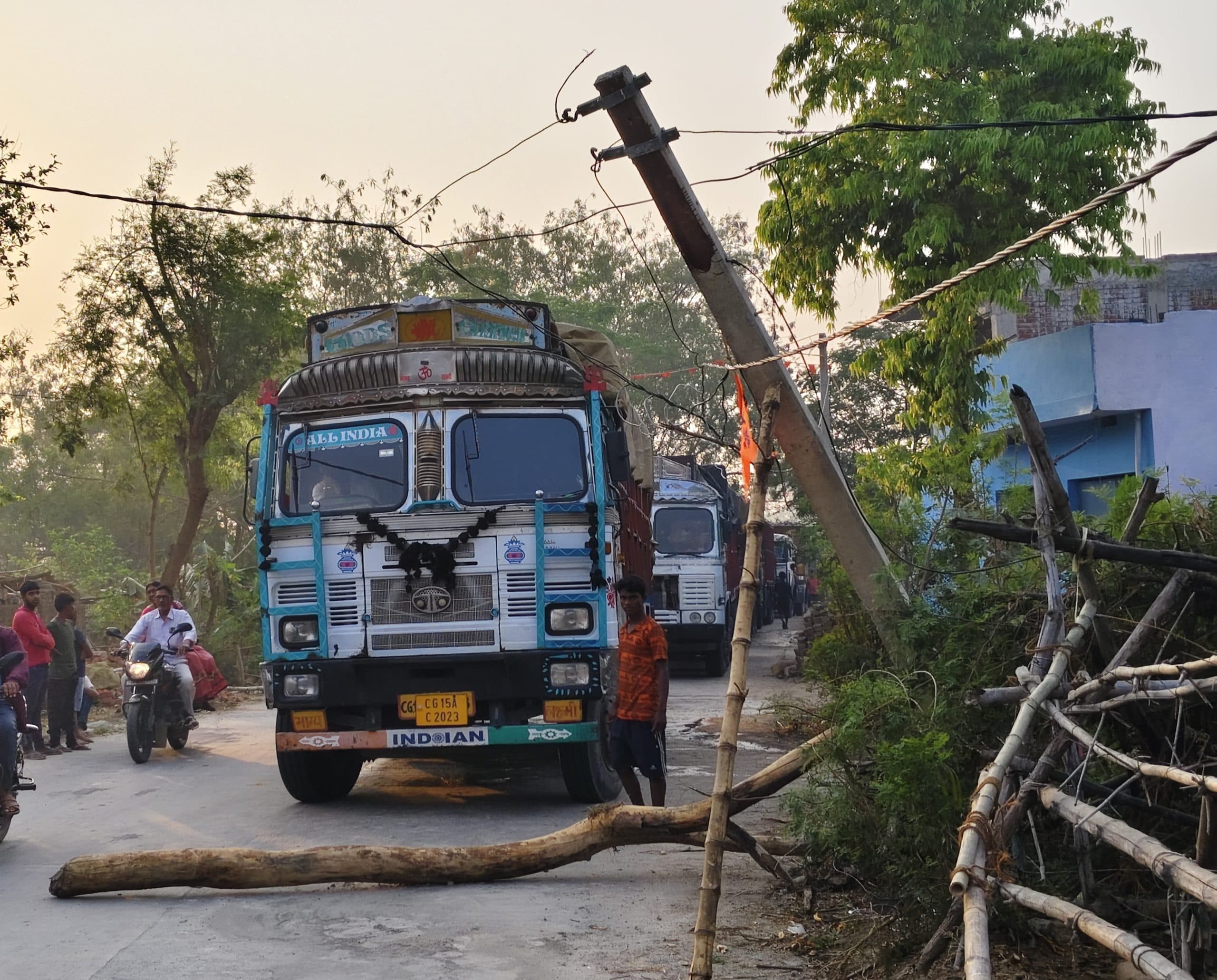 रघुनाथखाप में बिजली का पोल दुरुस्त नहीं होने पर सड़क की जाम