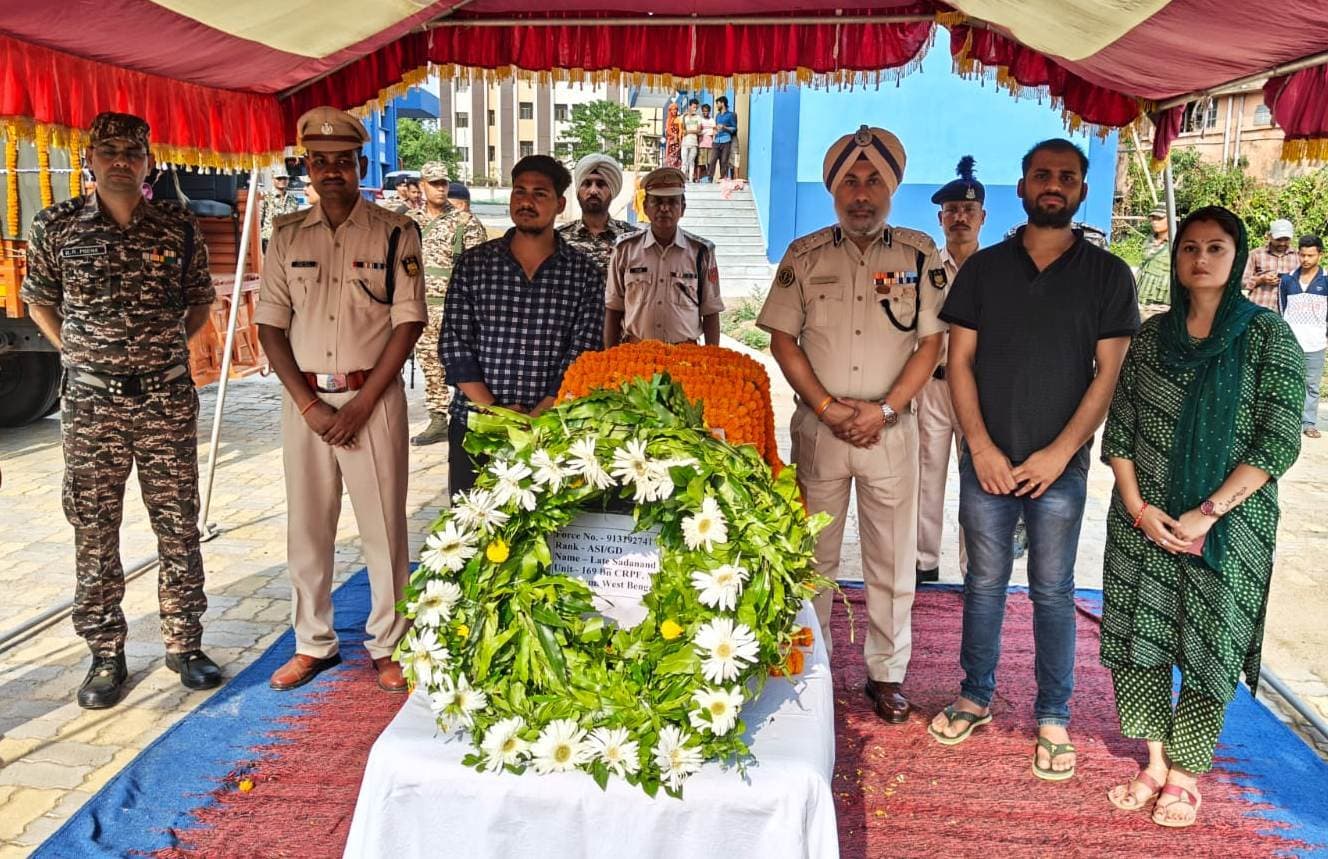सीआरपीएफ जवान सदानंद पंचतत्व में विलीन, बड़े बेटे ने दी मुखाग्नि