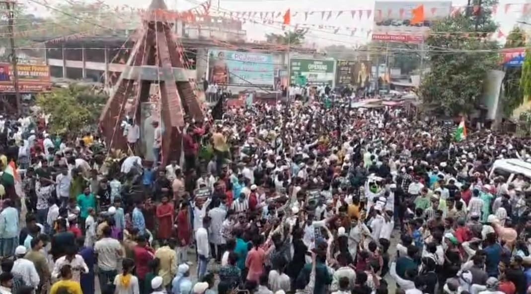 वक्फ बोर्ड कानून के खिलाफ नौजवान कमेटी ने शहर में निकाला जुलूस, किया विरोध प्रदर्शन