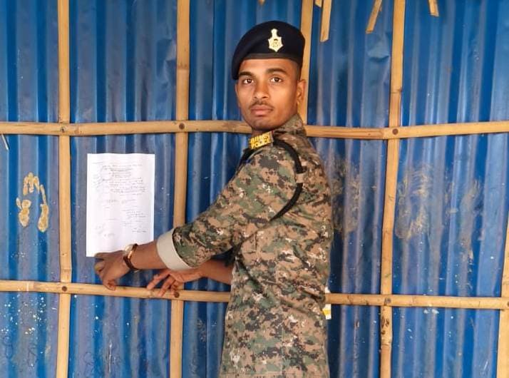 लंबे समय से फरार चार आरोपितों के घर इश्तेहार चस्पाया गया