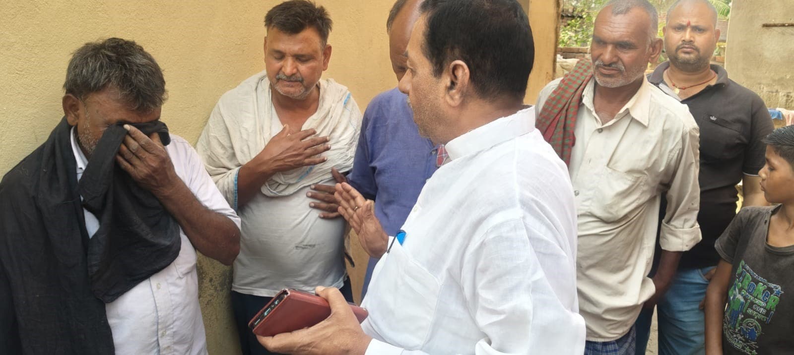 वजीरगंज में मृतक के परिजनों से मिलकर दी सांत्वना