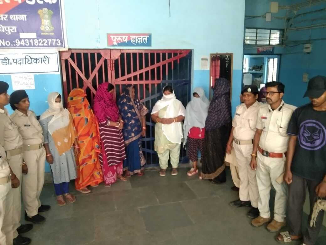 देह व्यापार मामले में सात महिला व एक युवक गिरफ्तार